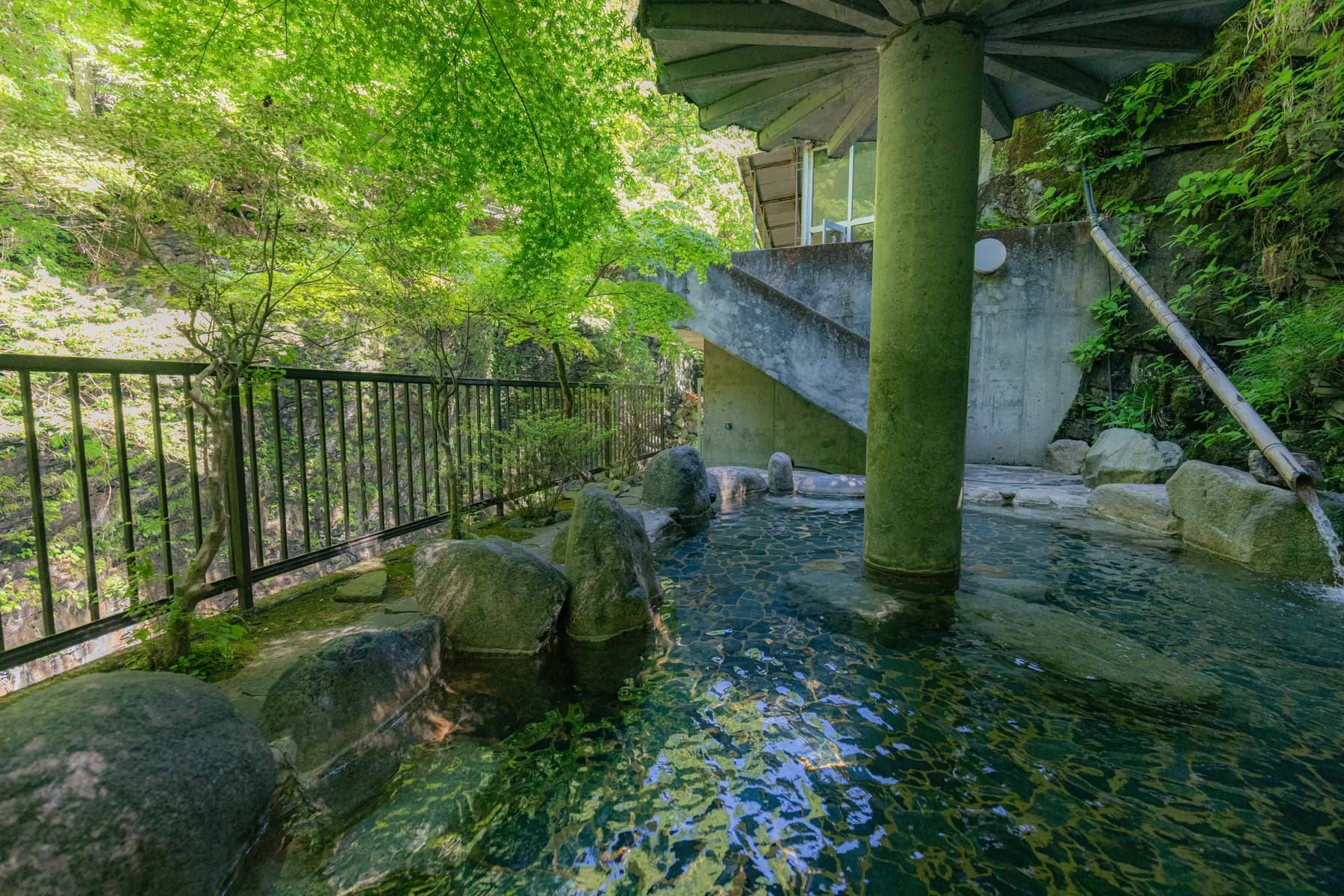 木々に囲まれた白龍閣の露天風呂