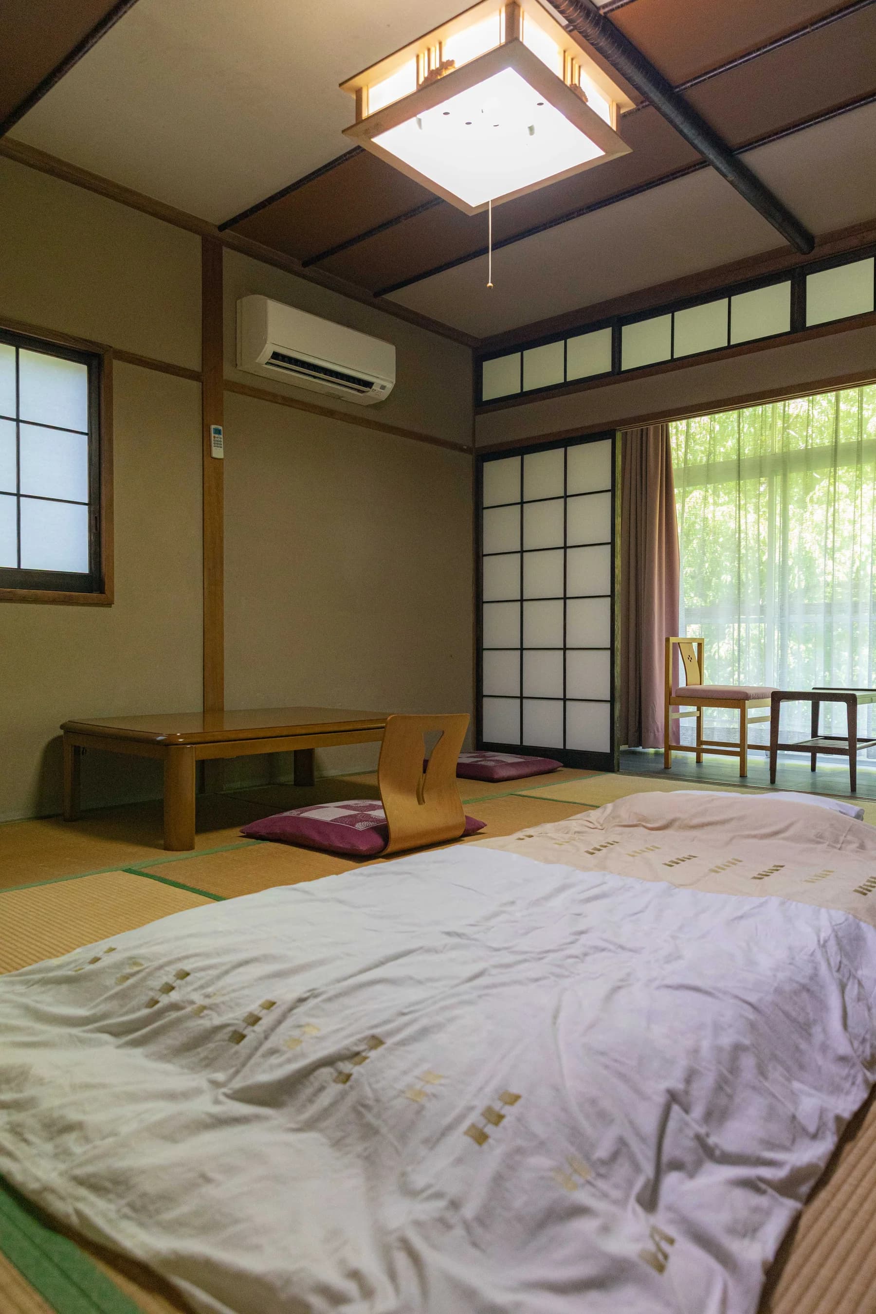 布団を敷いた白龍閣の客室